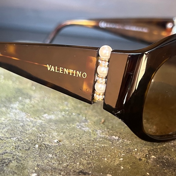 Valentino sunglasses with case, color is brown tortoise shell - Picture 9 of 9